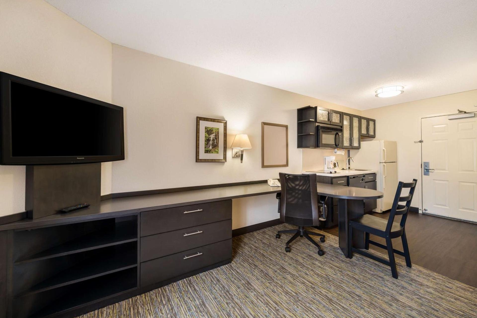 Sonesta Simply Suites Hampton photo 13