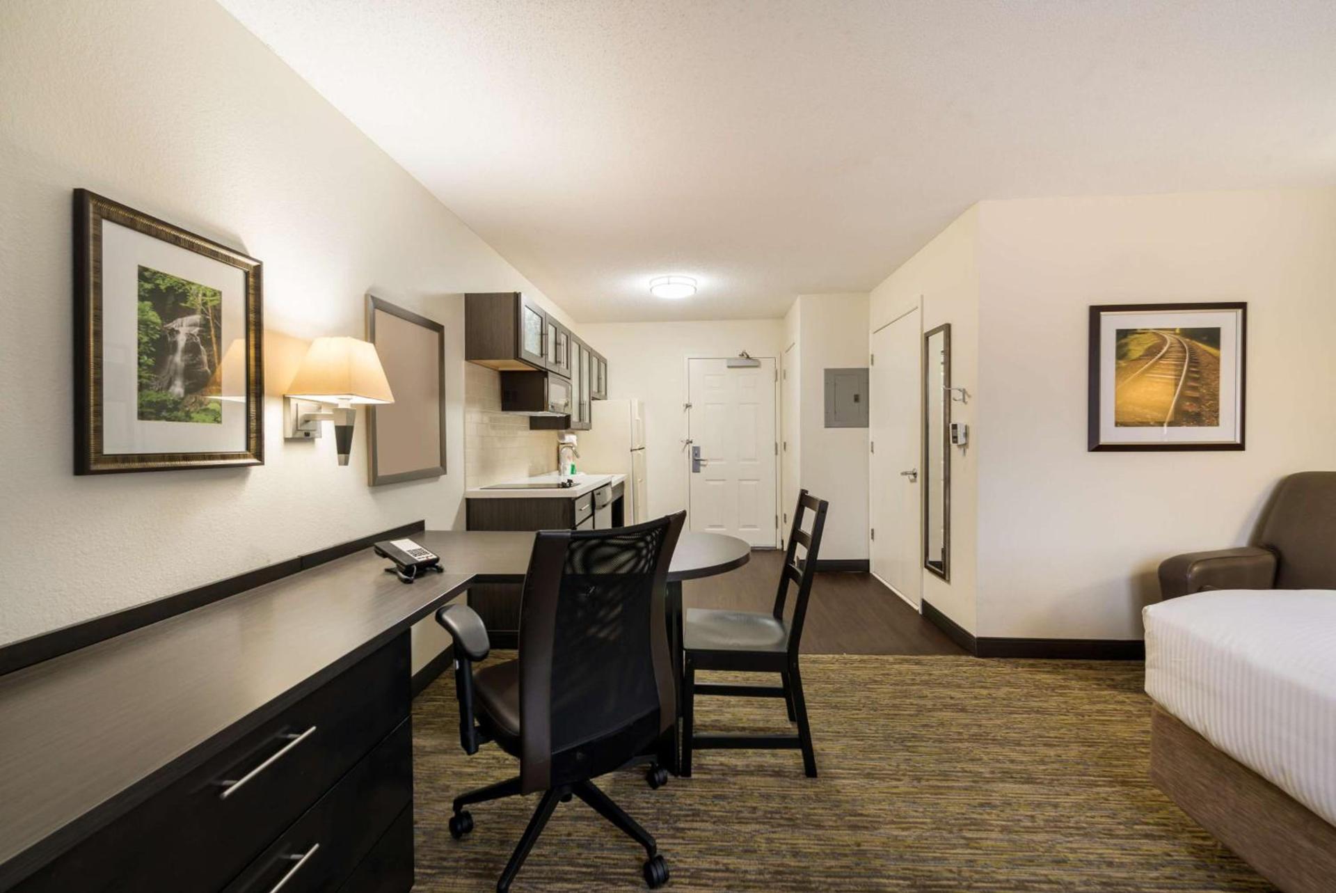 Sonesta Simply Suites Hampton photo 16