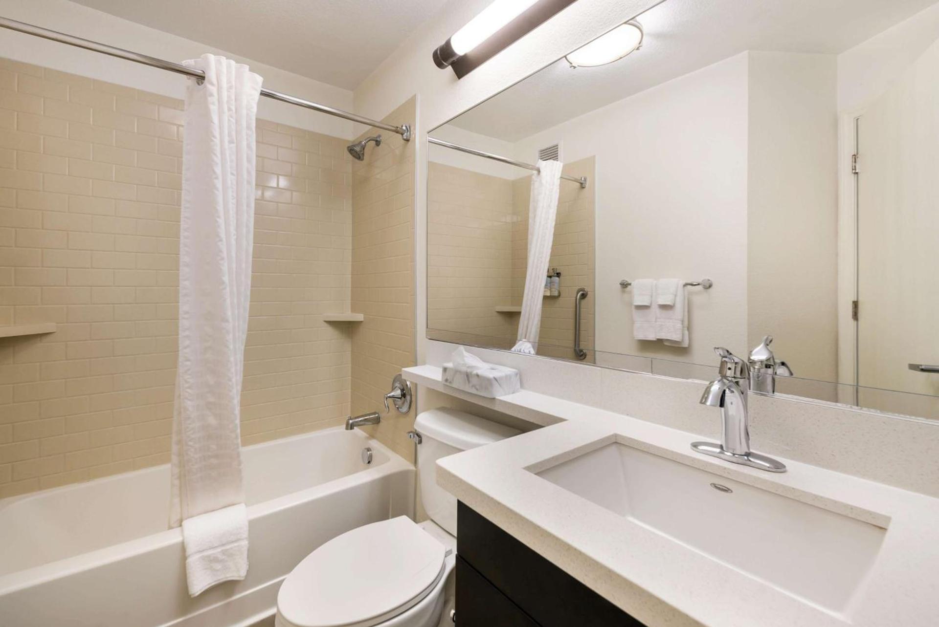 Sonesta Simply Suites Hampton photo 21