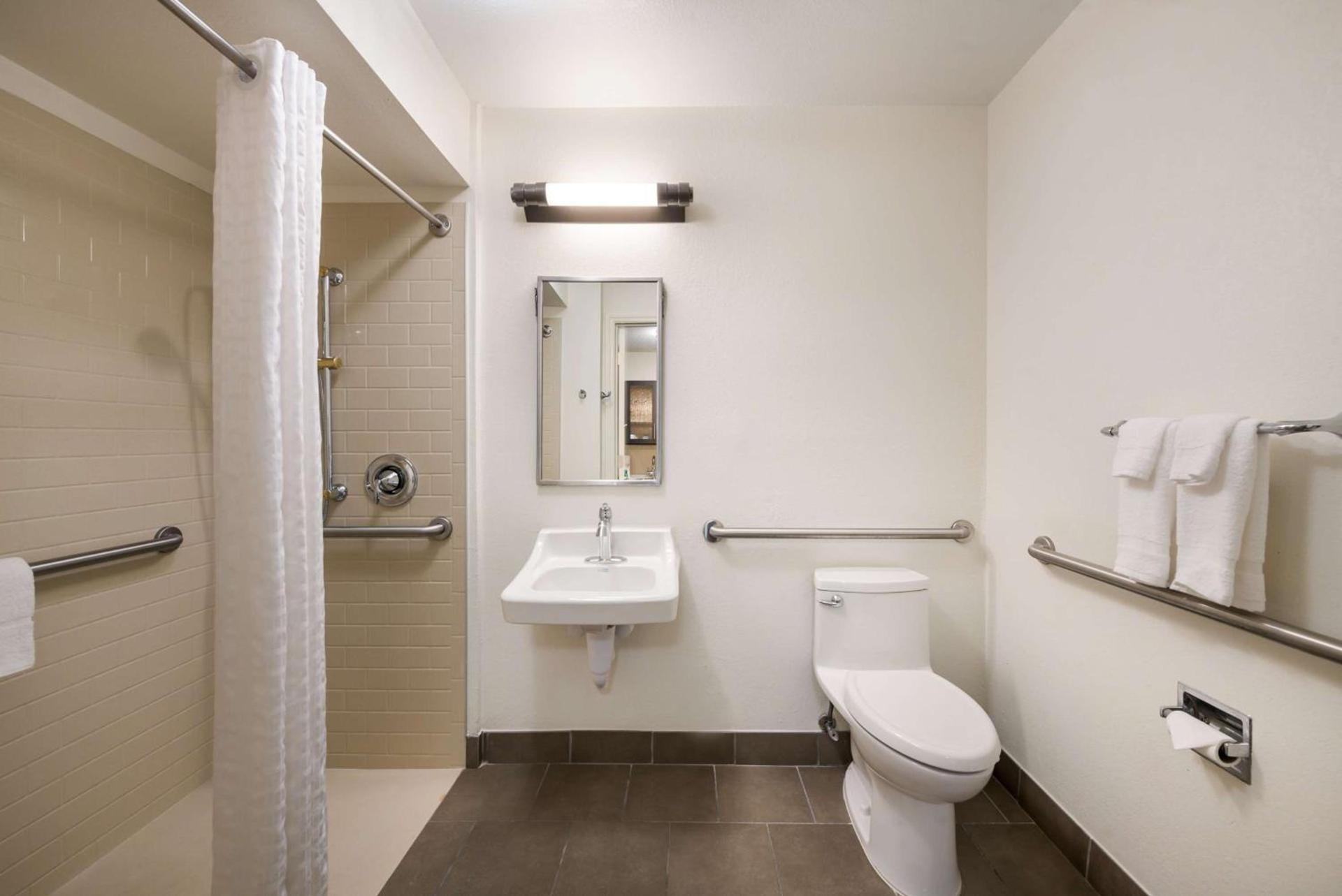 Sonesta Simply Suites Hampton photo 23