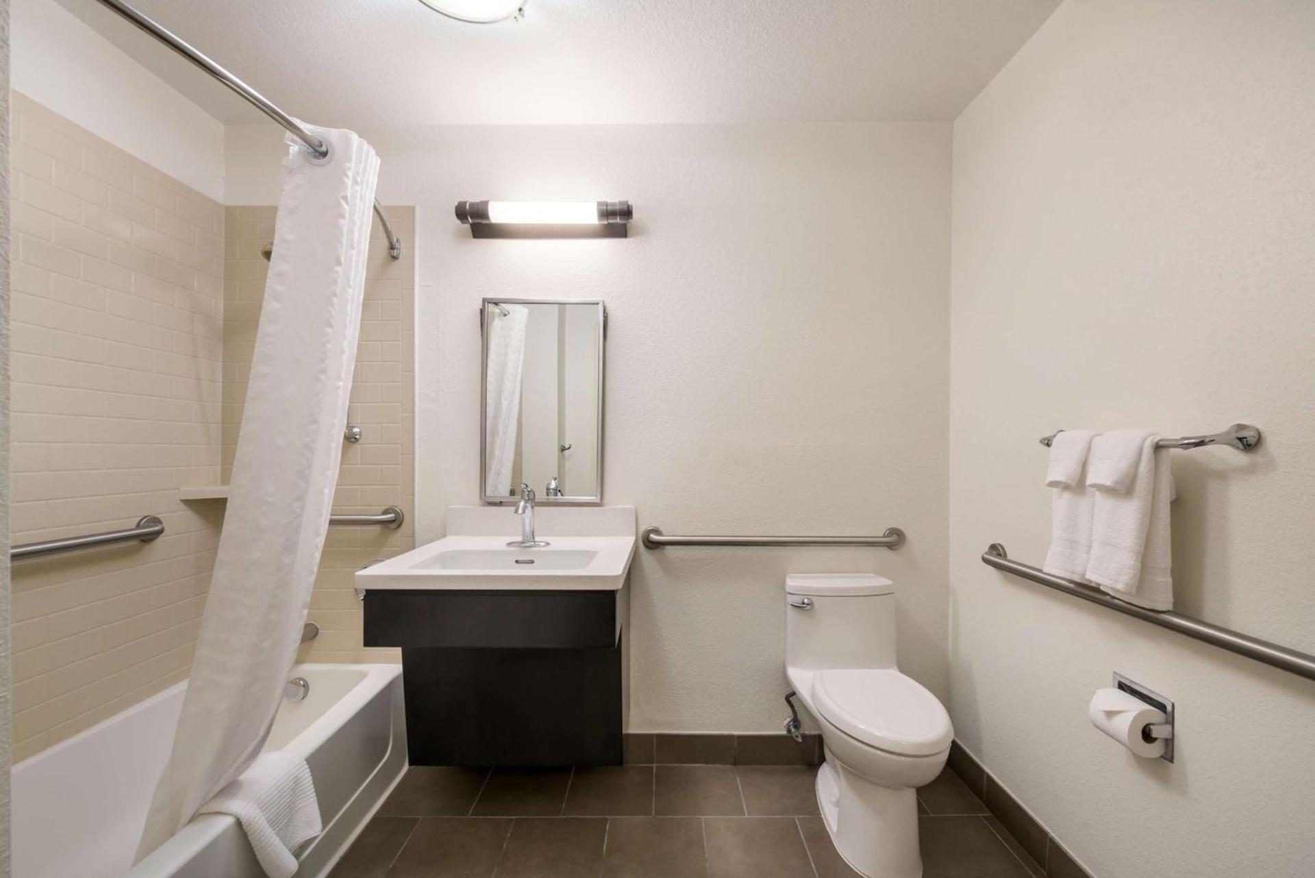 Sonesta Simply Suites Hampton photo 22