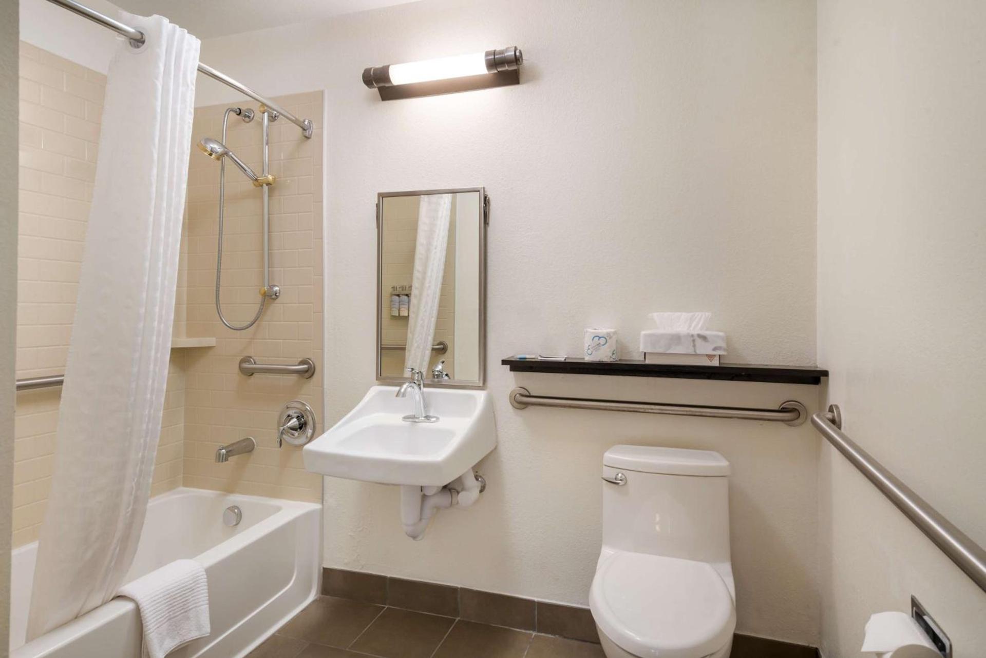Sonesta Simply Suites Hampton photo 24