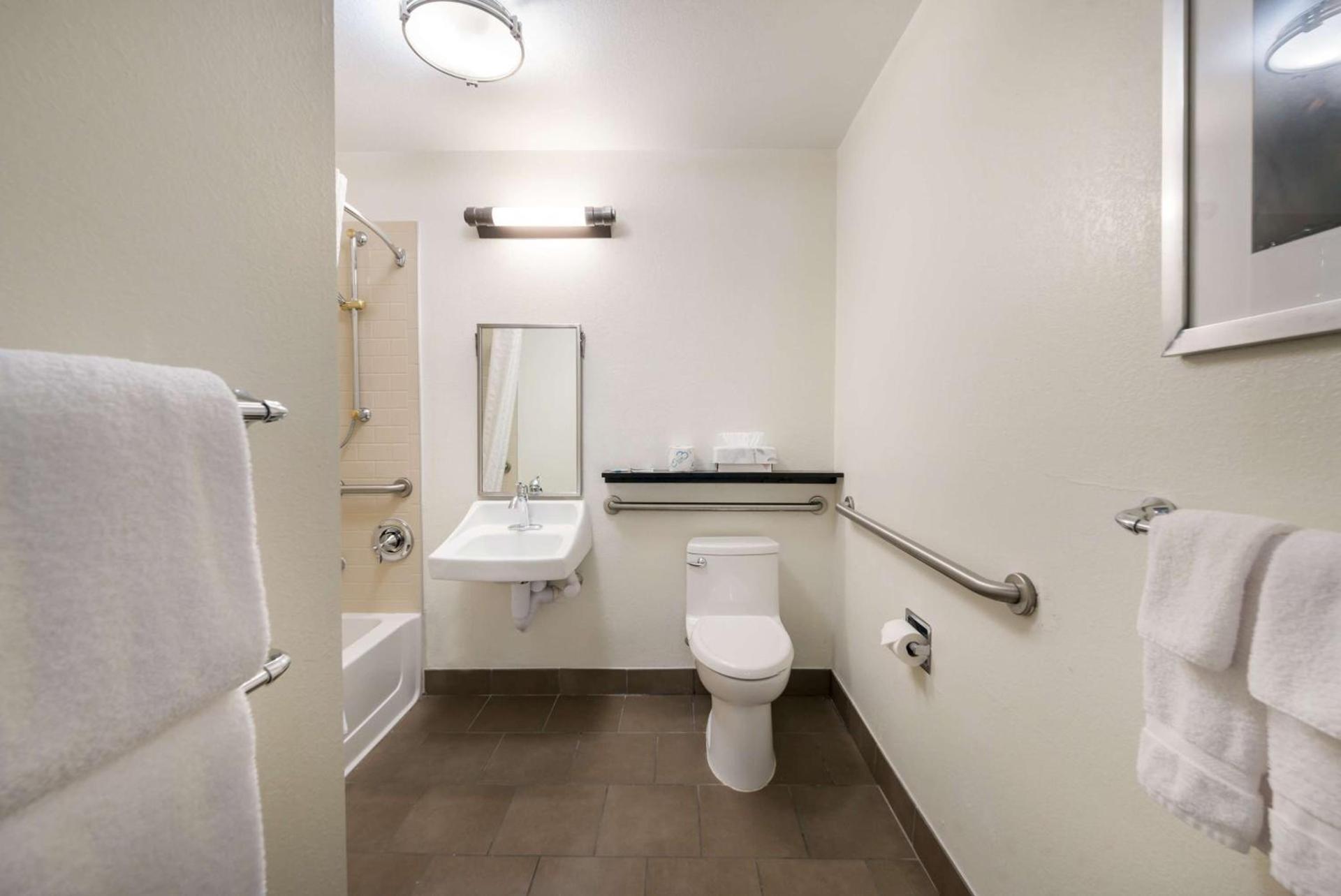 Sonesta Simply Suites Hampton photo 25