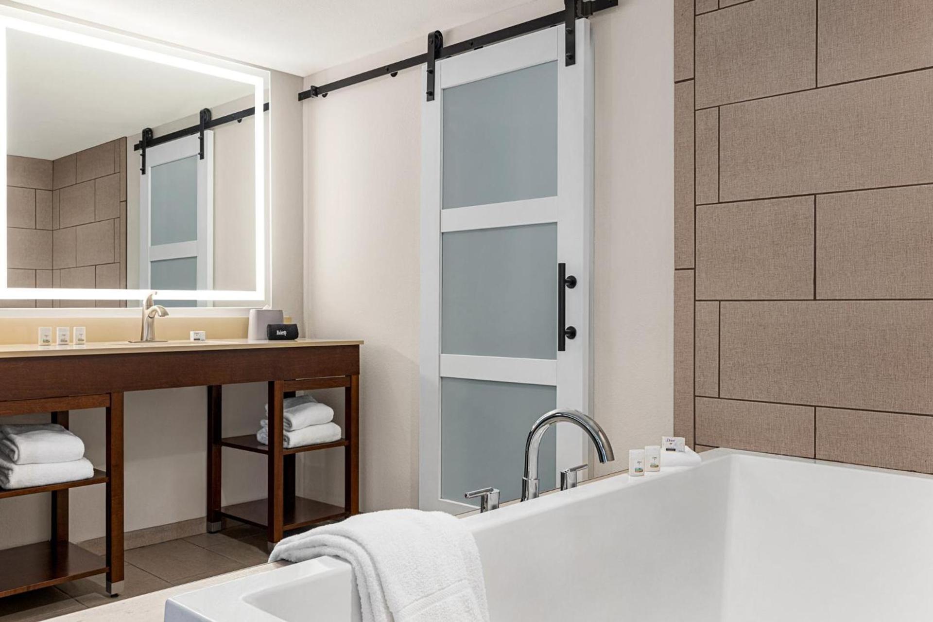 Holiday Inn Express & Suites Evansville Downtown by IHG photo 22