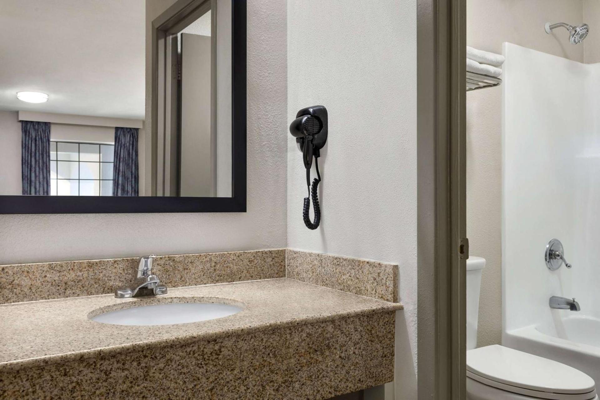 Days Inn by Wyndham Fulton photo 23
