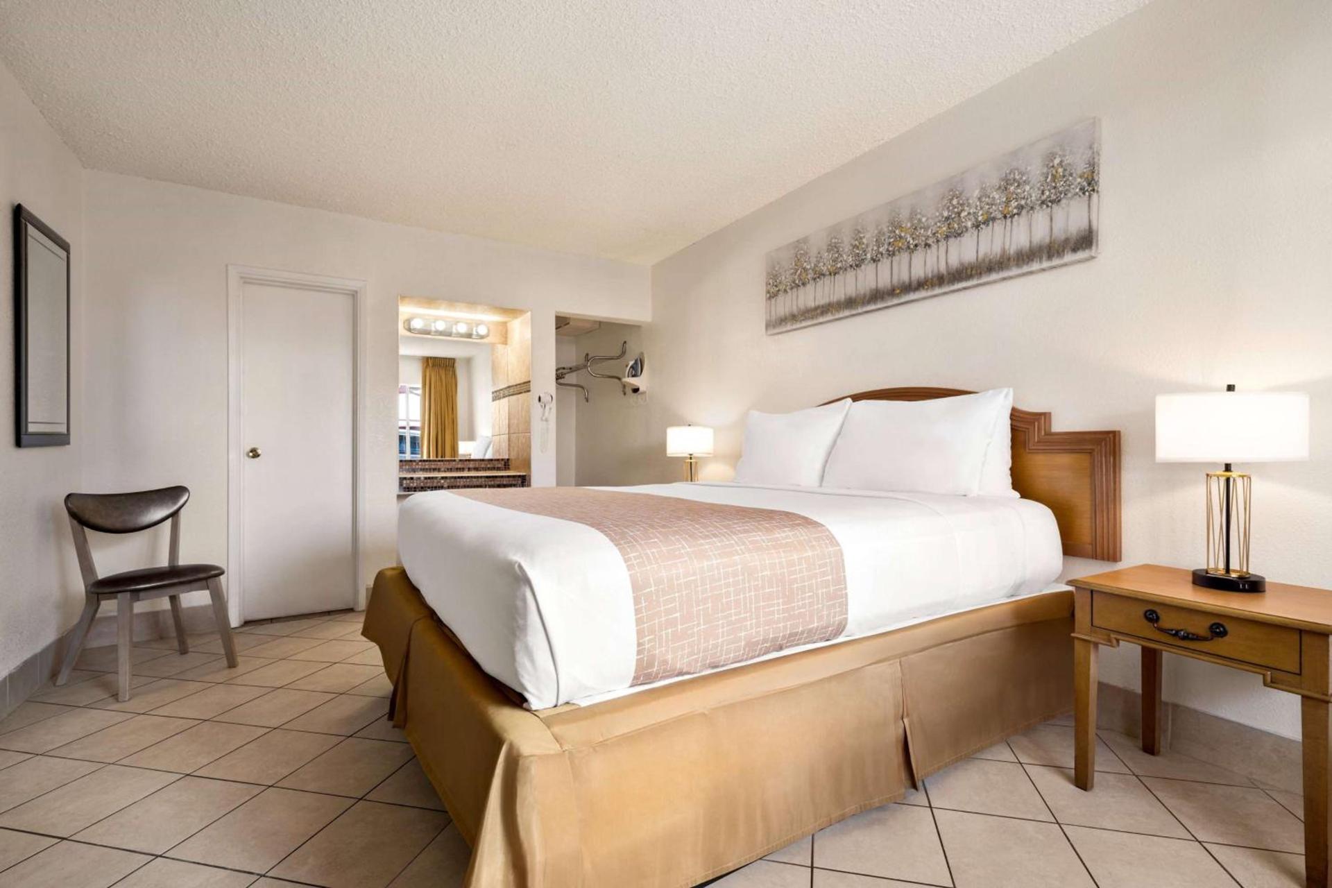 Travelodge by Wyndham Las Vegas photo 9