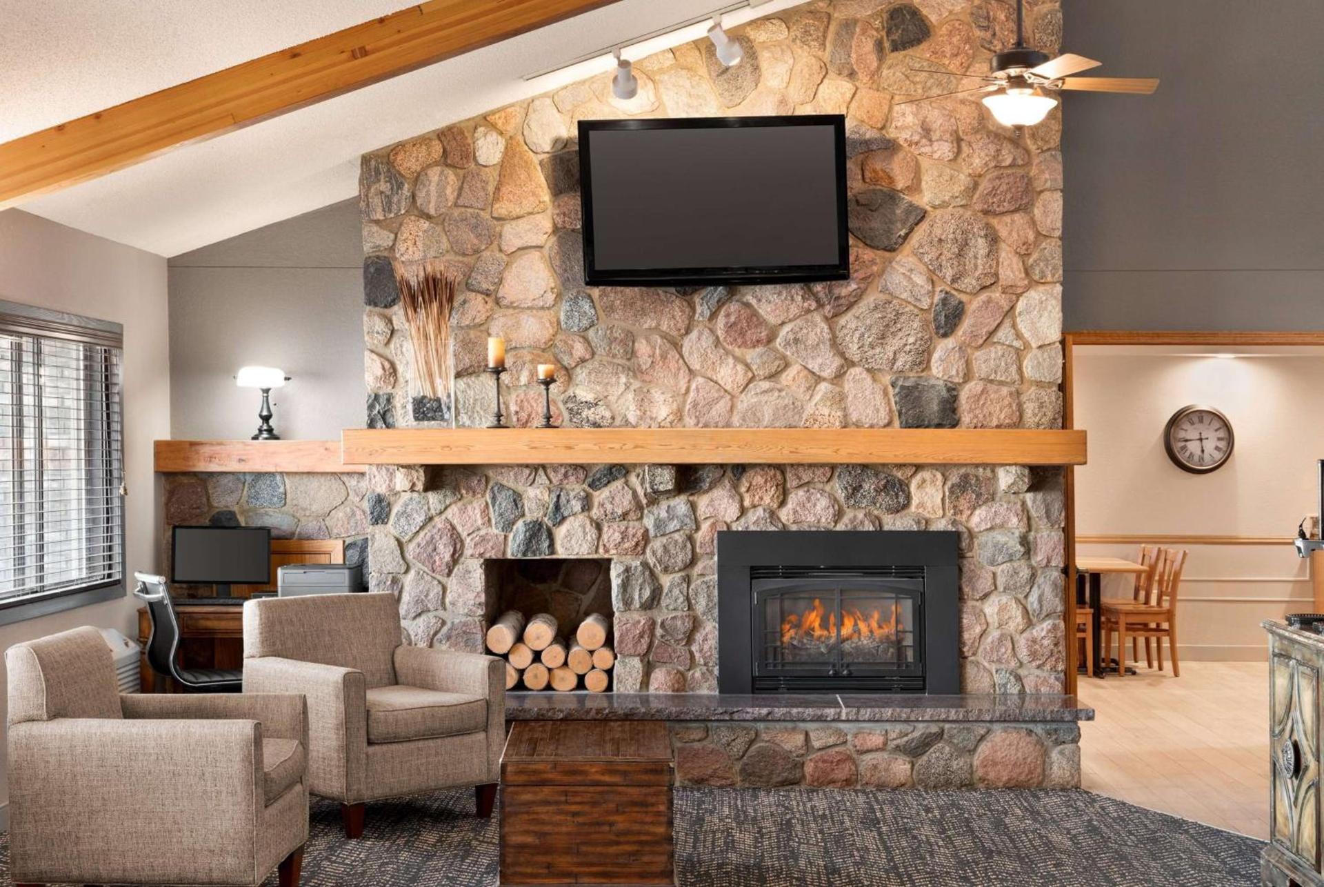 AmericInn by Wyndham Bemidji photo 8