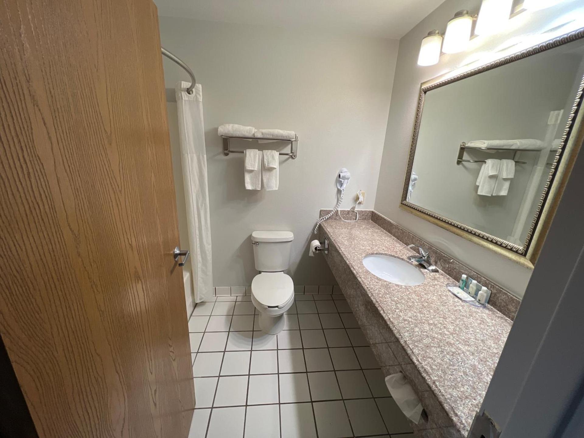 Quality Inn & Suites Portsmouth photo 32