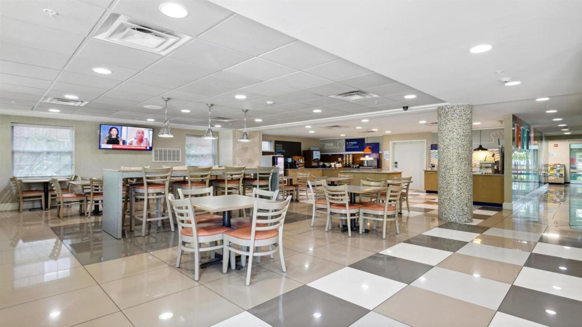 Holiday Inn Express Williamsburg North by IHG photo 39