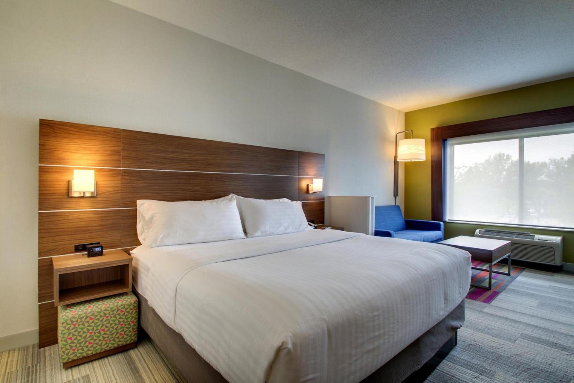 Holiday Inn Express & Suites Aurora - Naperville by IHG photo 45
