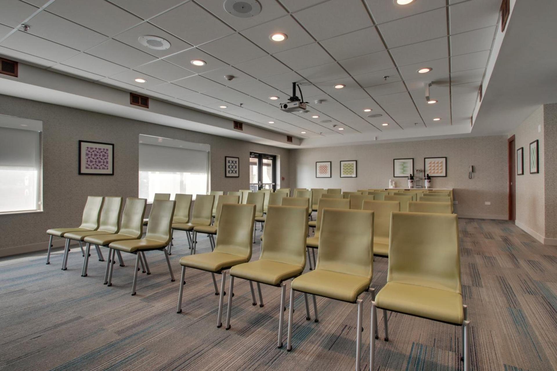 Holiday Inn Express & Suites Aurora - Naperville by IHG photo 25