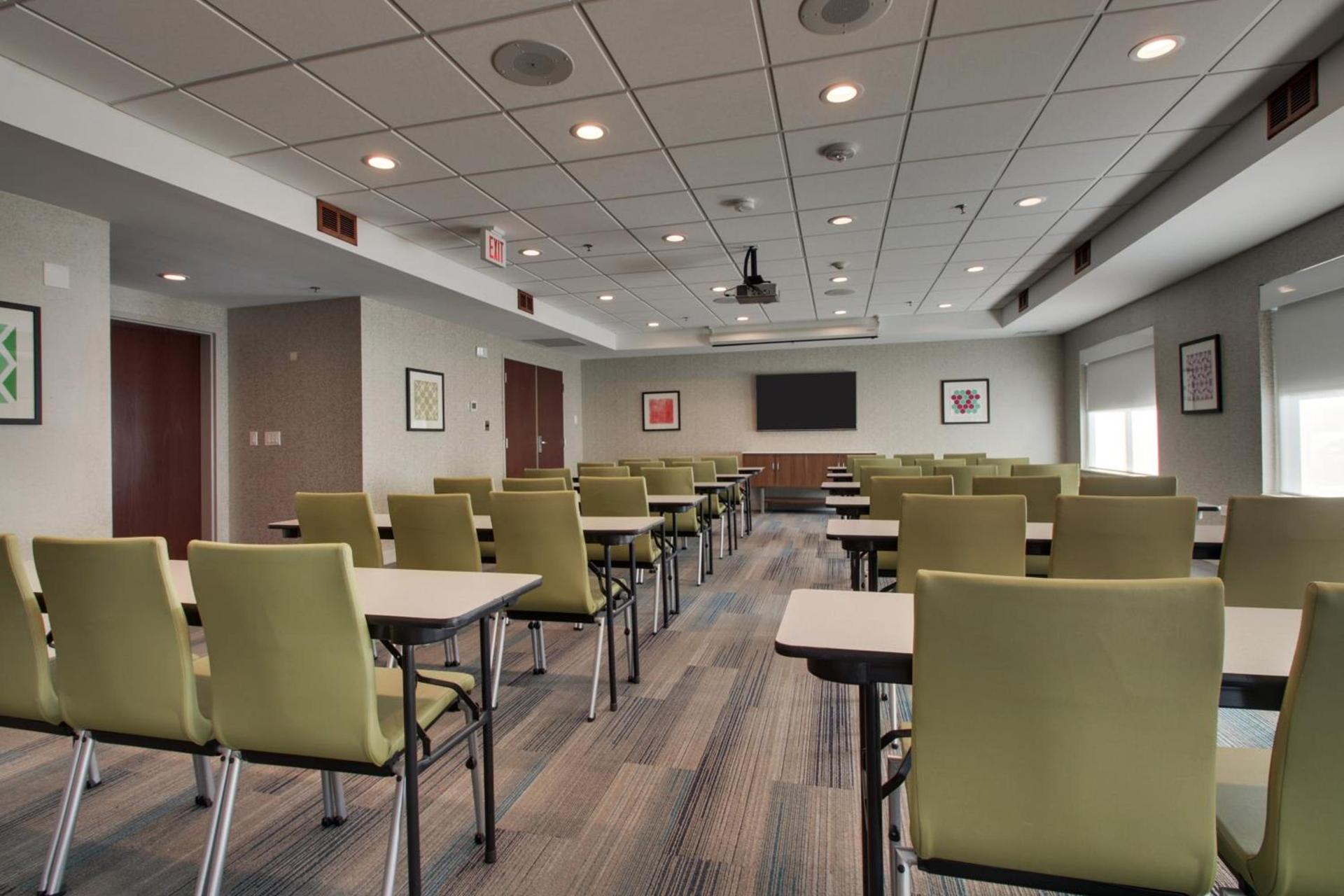 Holiday Inn Express & Suites Aurora - Naperville by IHG photo 41