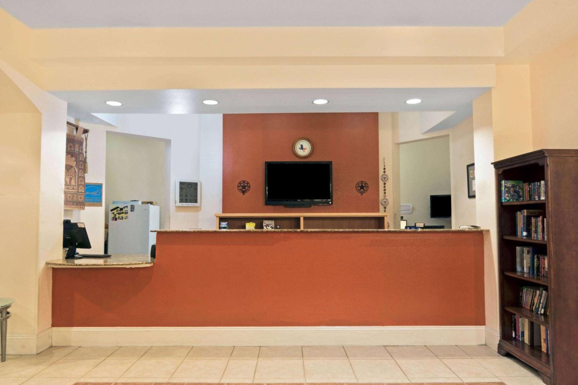 Super 8 by Wyndham Austin/Airport South photo 2