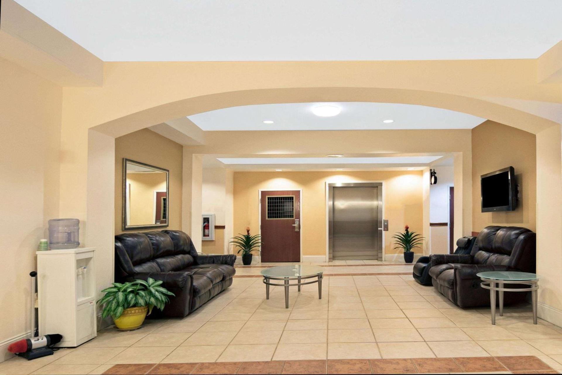 Super 8 by Wyndham Austin/Airport South photo 3