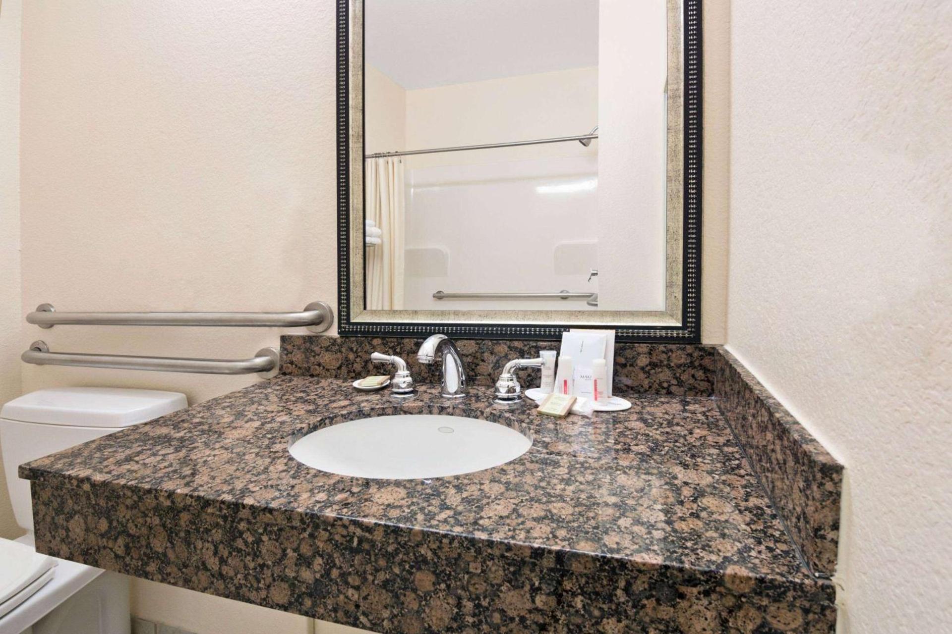 Super 8 by Wyndham Austin/Airport South photo 4