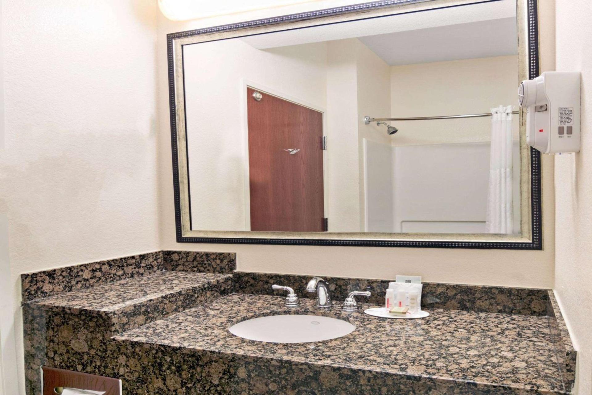 Super 8 by Wyndham Austin/Airport South photo 6
