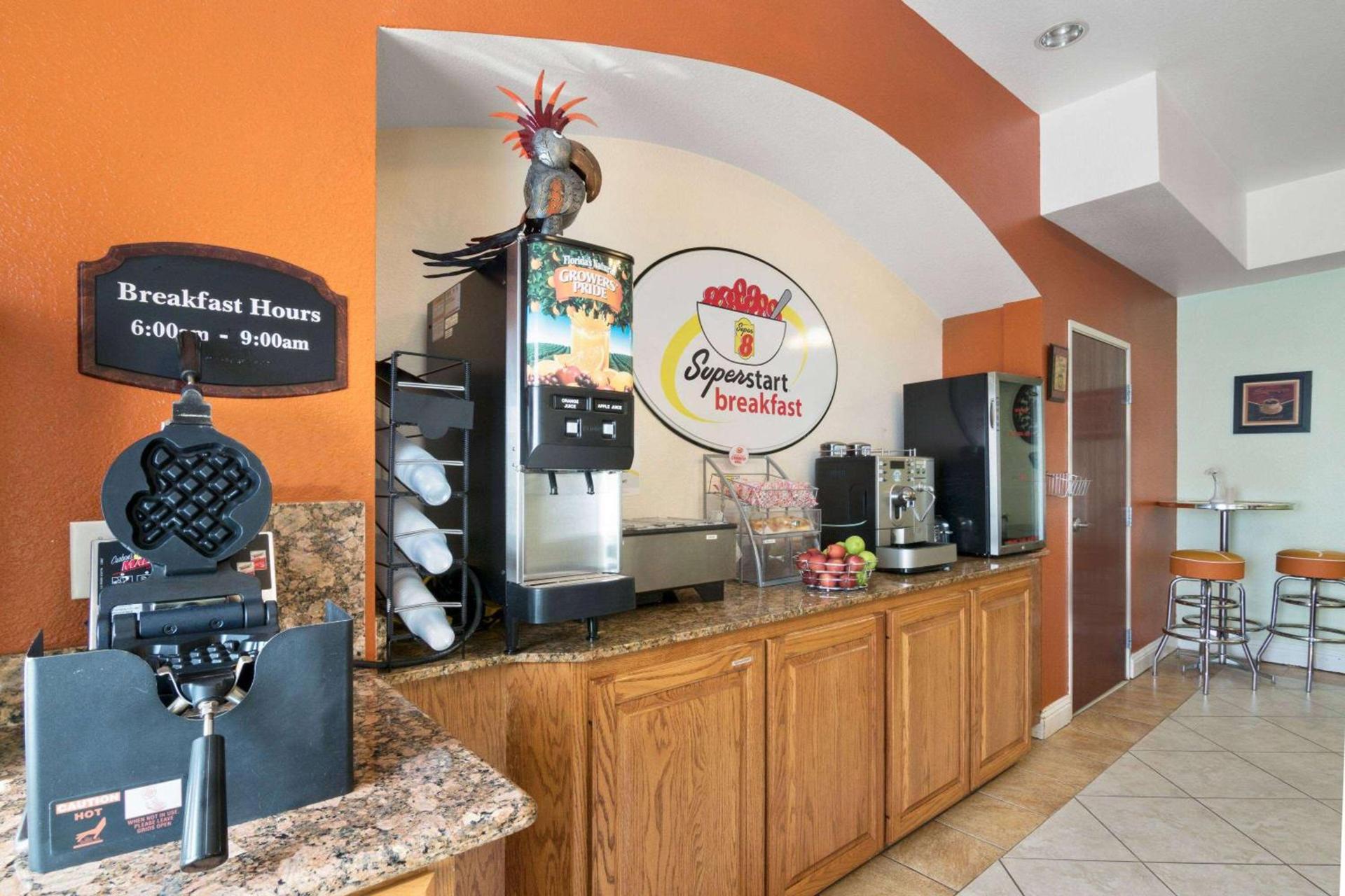 Super 8 by Wyndham Austin/Airport South photo 9