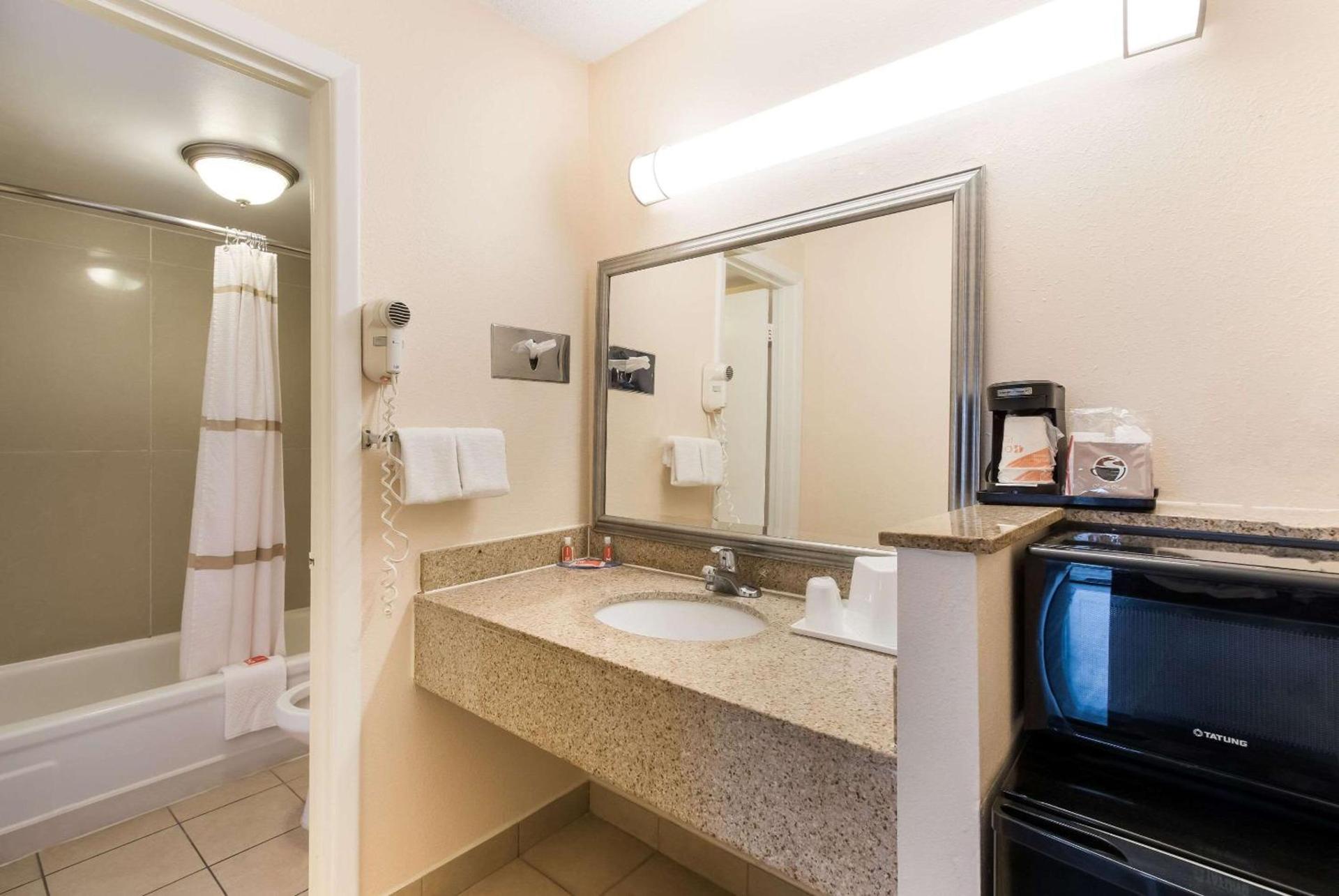 Econo Lodge Washington NC North photo 14