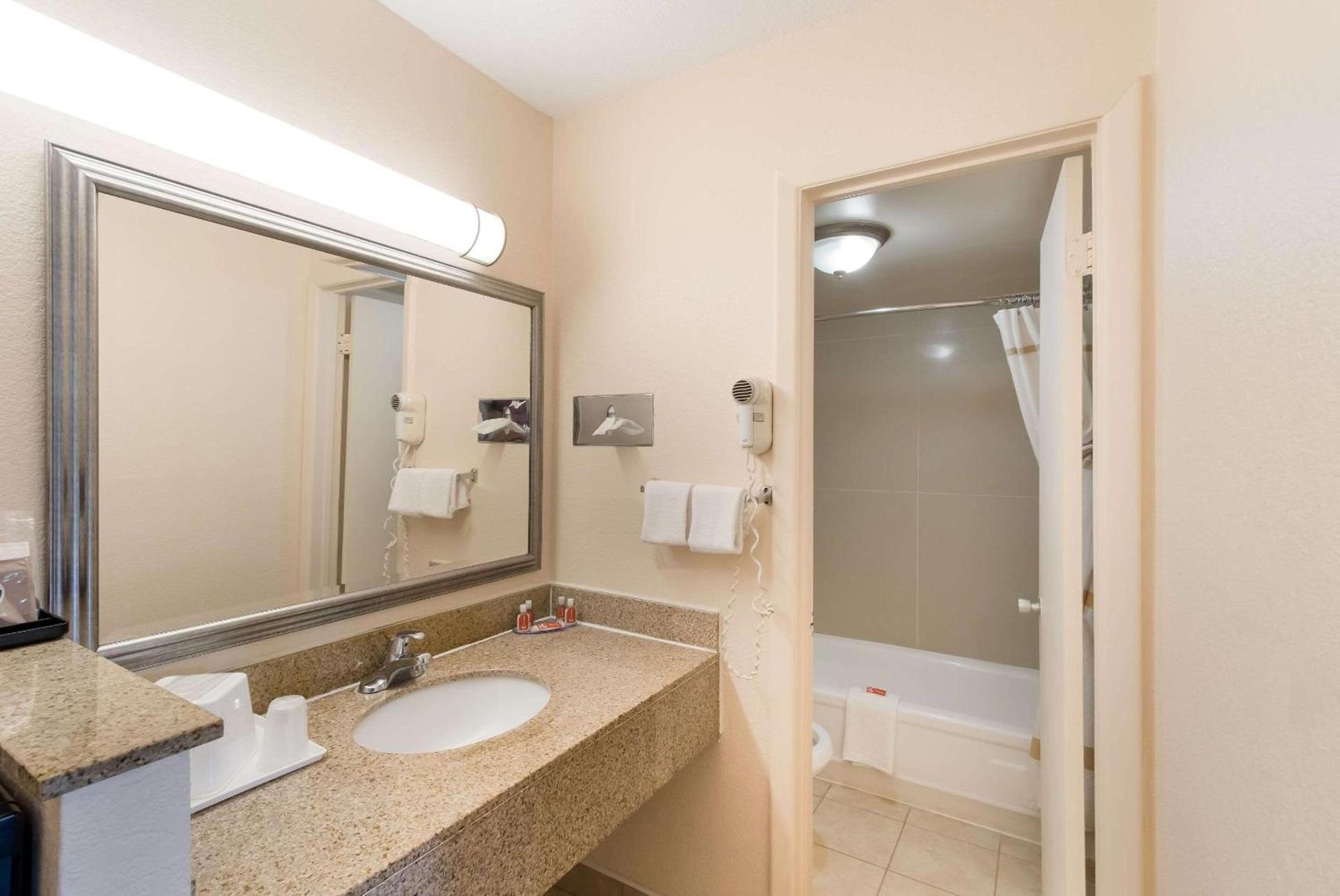 Econo Lodge Washington NC North photo 18