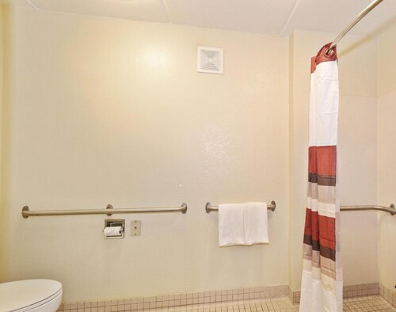 Red Roof Inn Akron photo 4