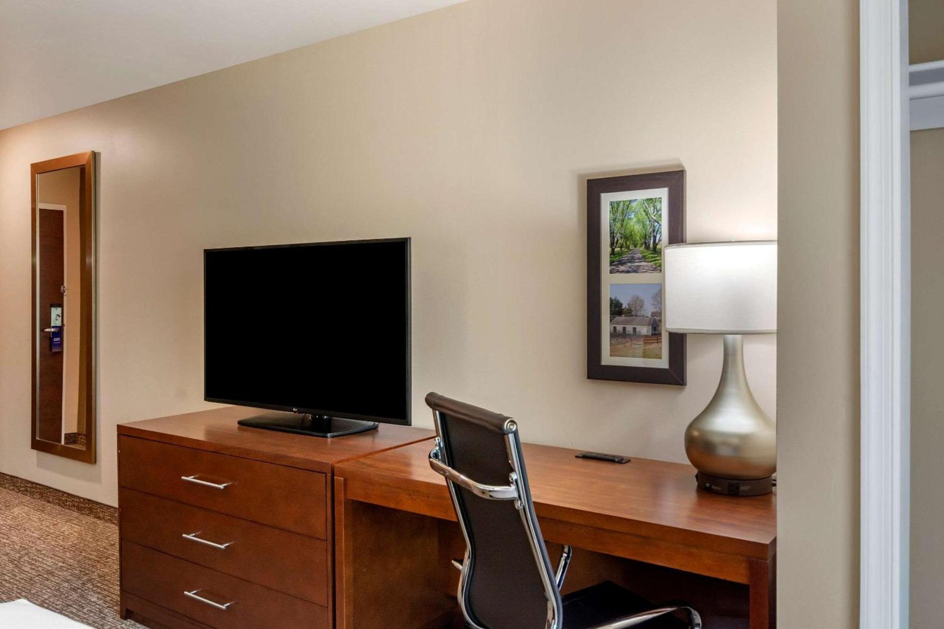 Comfort Inn & Suites Charlottesville Hollymead Town Center photo 11