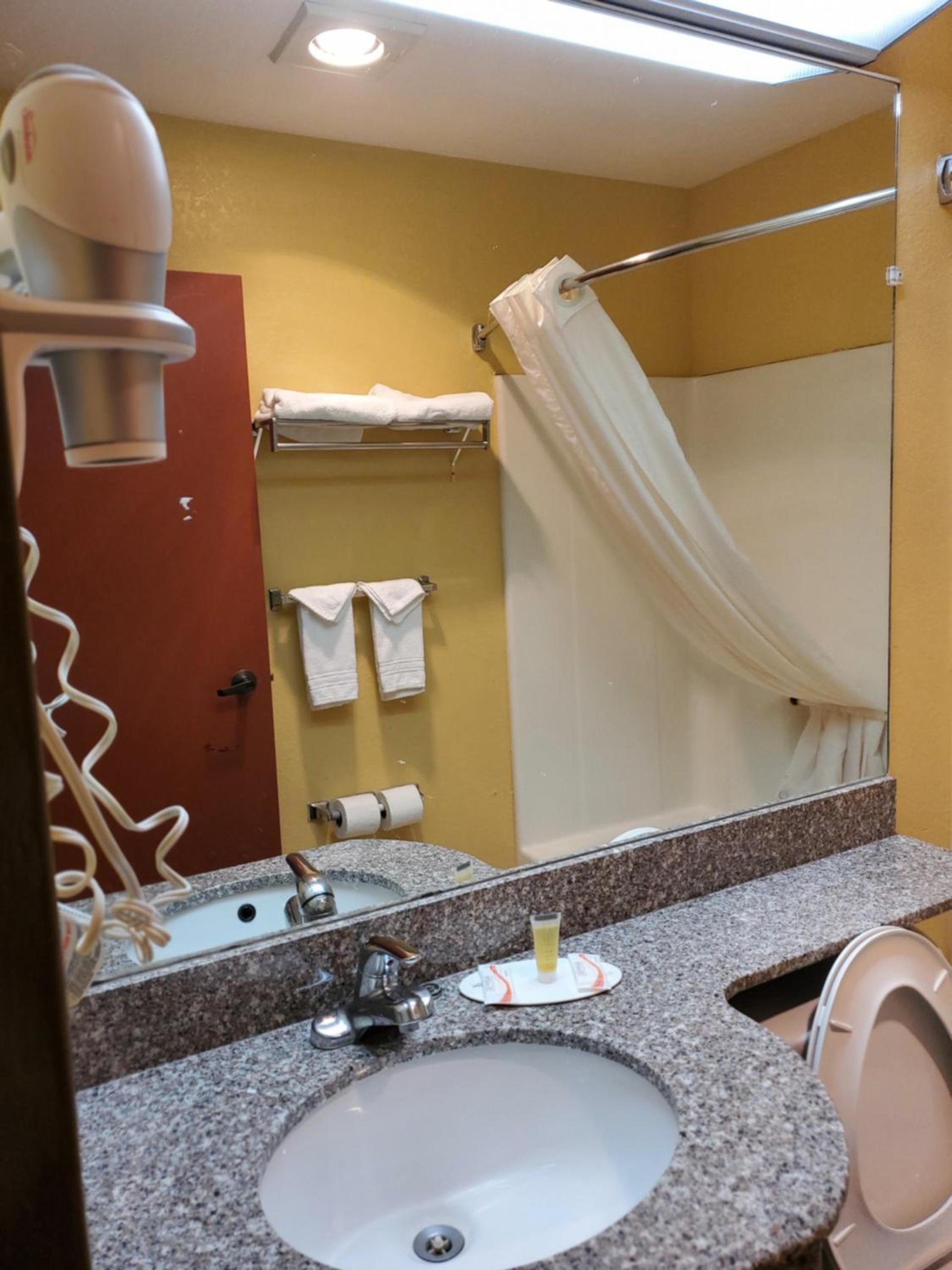 Microtel Inn & Suites by Wyndham Gatlinburg photo 3