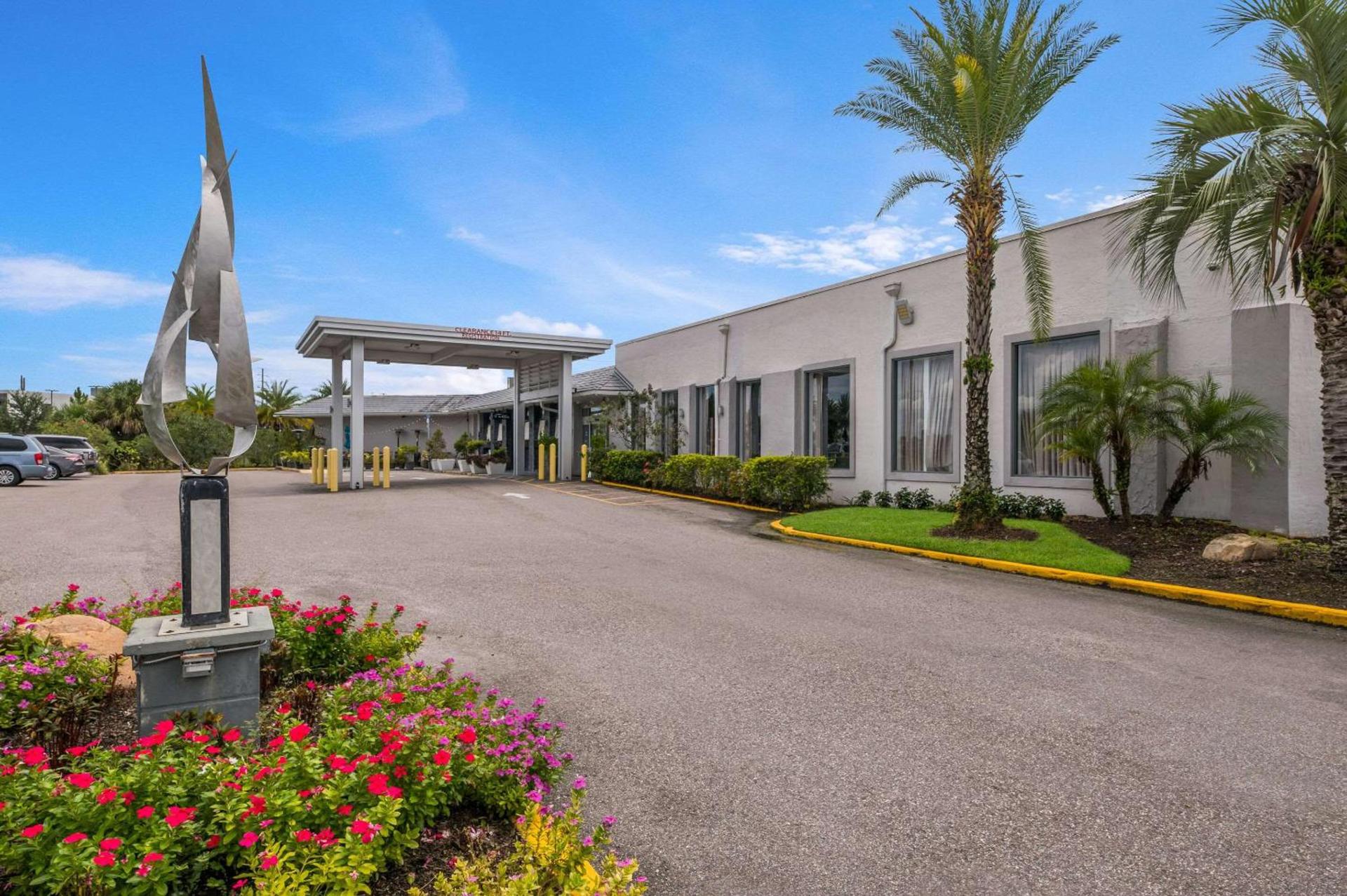 Clarion Inn & Suites Across From Universal Orlando Resort photo 1