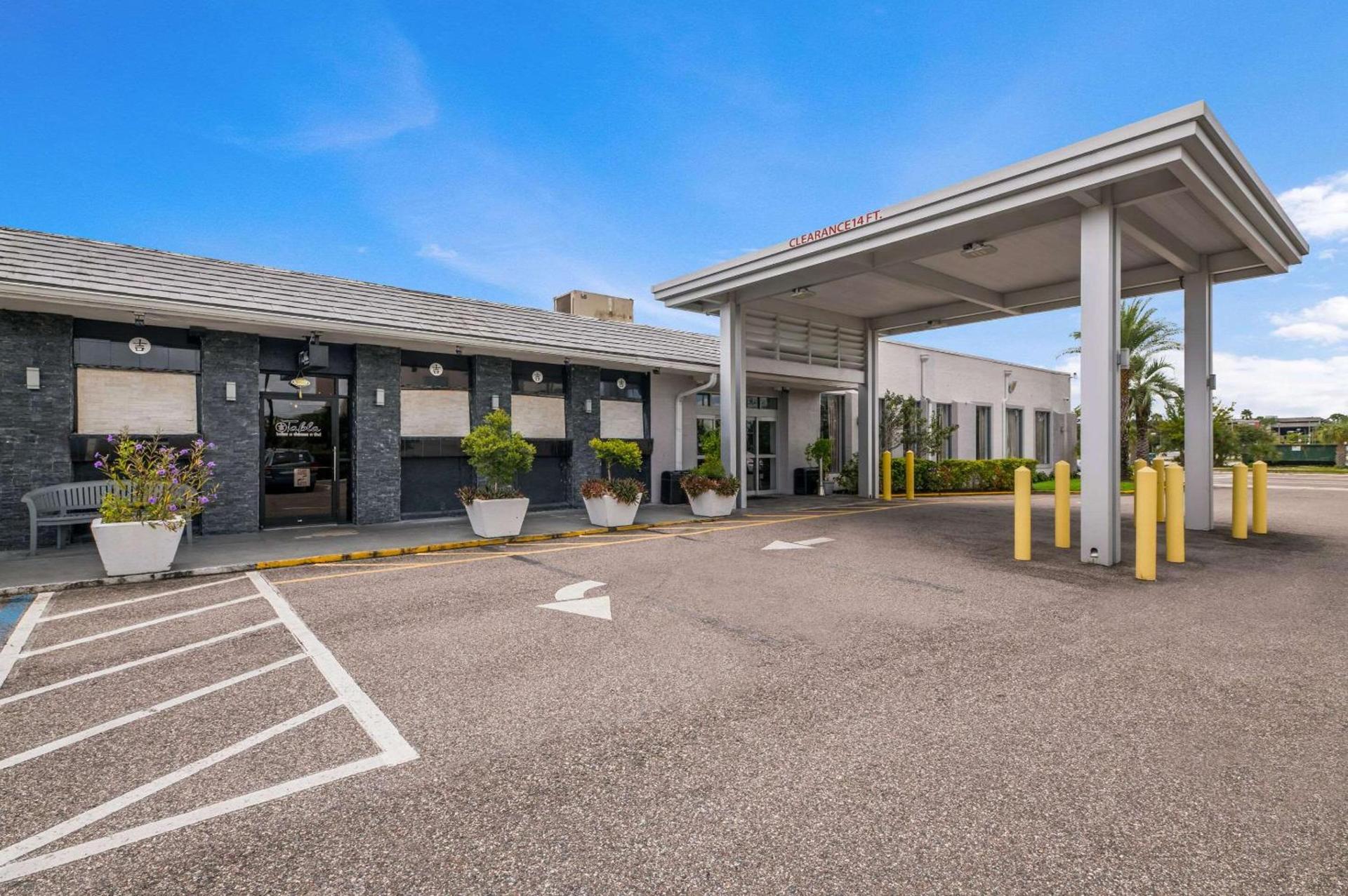 Clarion Inn & Suites Across From Universal Orlando Resort photo 5