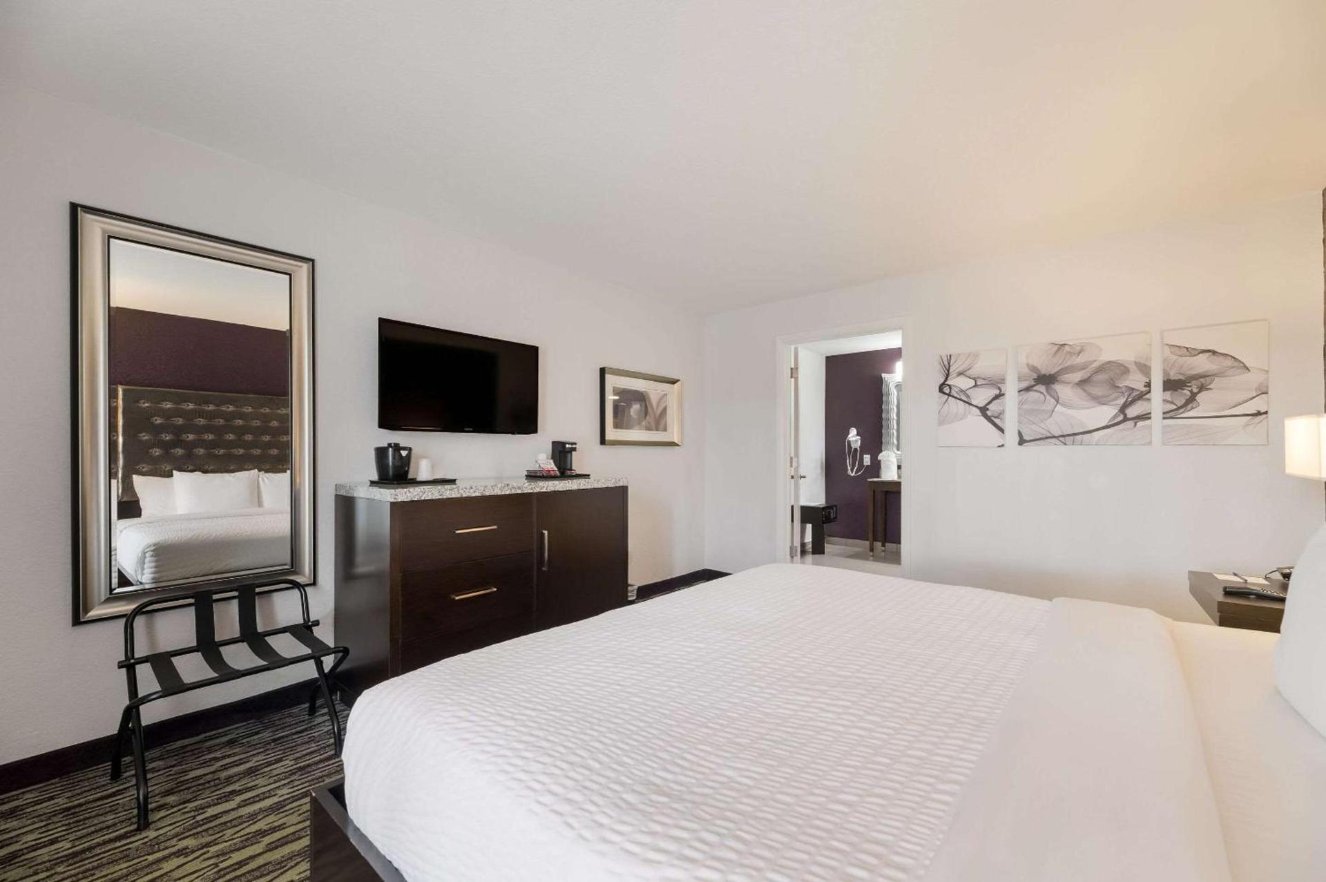 Clarion Inn & Suites Across From Universal Orlando Resort photo 9