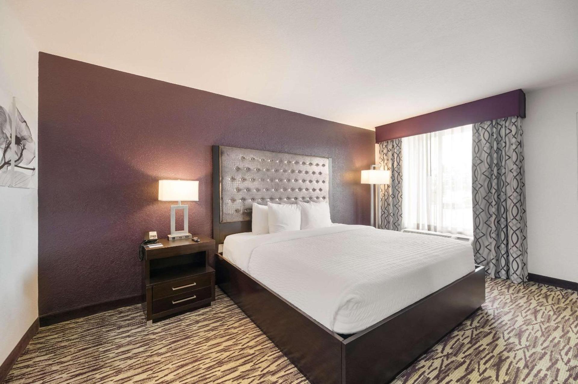 Clarion Inn & Suites Across From Universal Orlando Resort photo 10