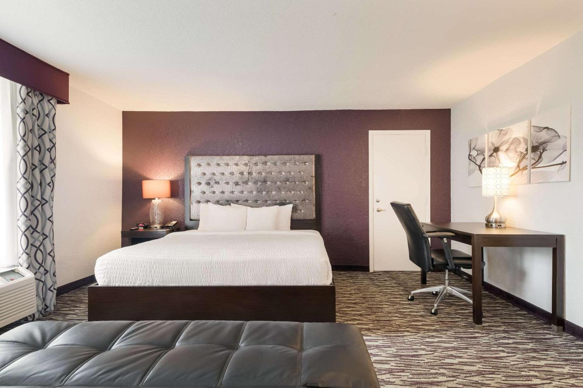Clarion Inn & Suites Across From Universal Orlando Resort photo 14