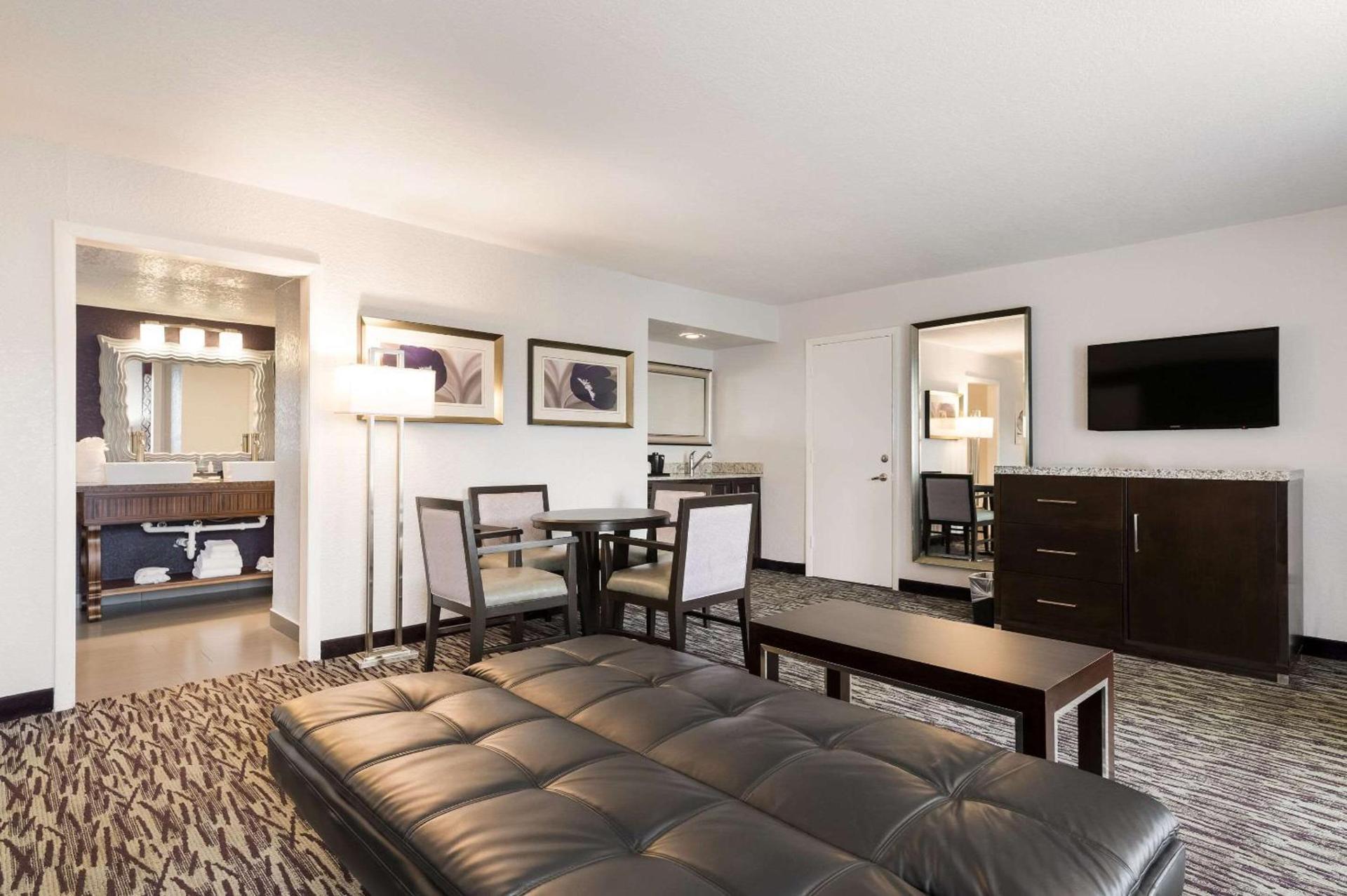 Clarion Inn & Suites Across From Universal Orlando Resort photo 15