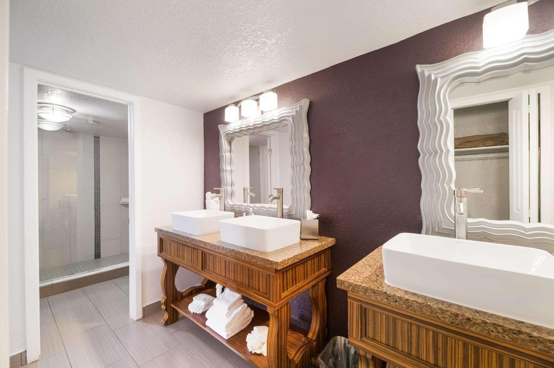 Clarion Inn & Suites Across From Universal Orlando Resort photo 16