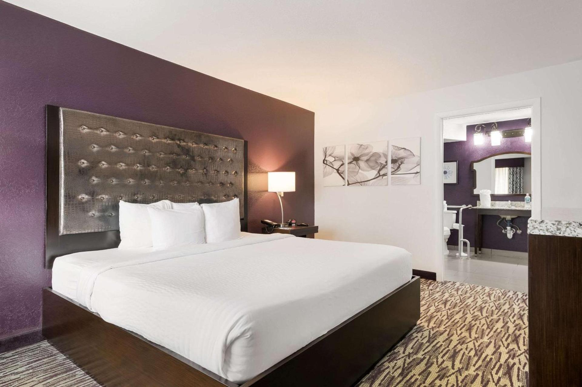 Clarion Inn & Suites Across From Universal Orlando Resort photo 17