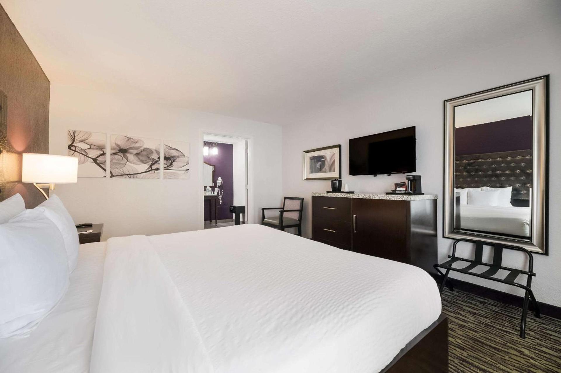 Clarion Inn & Suites Across From Universal Orlando Resort photo 18