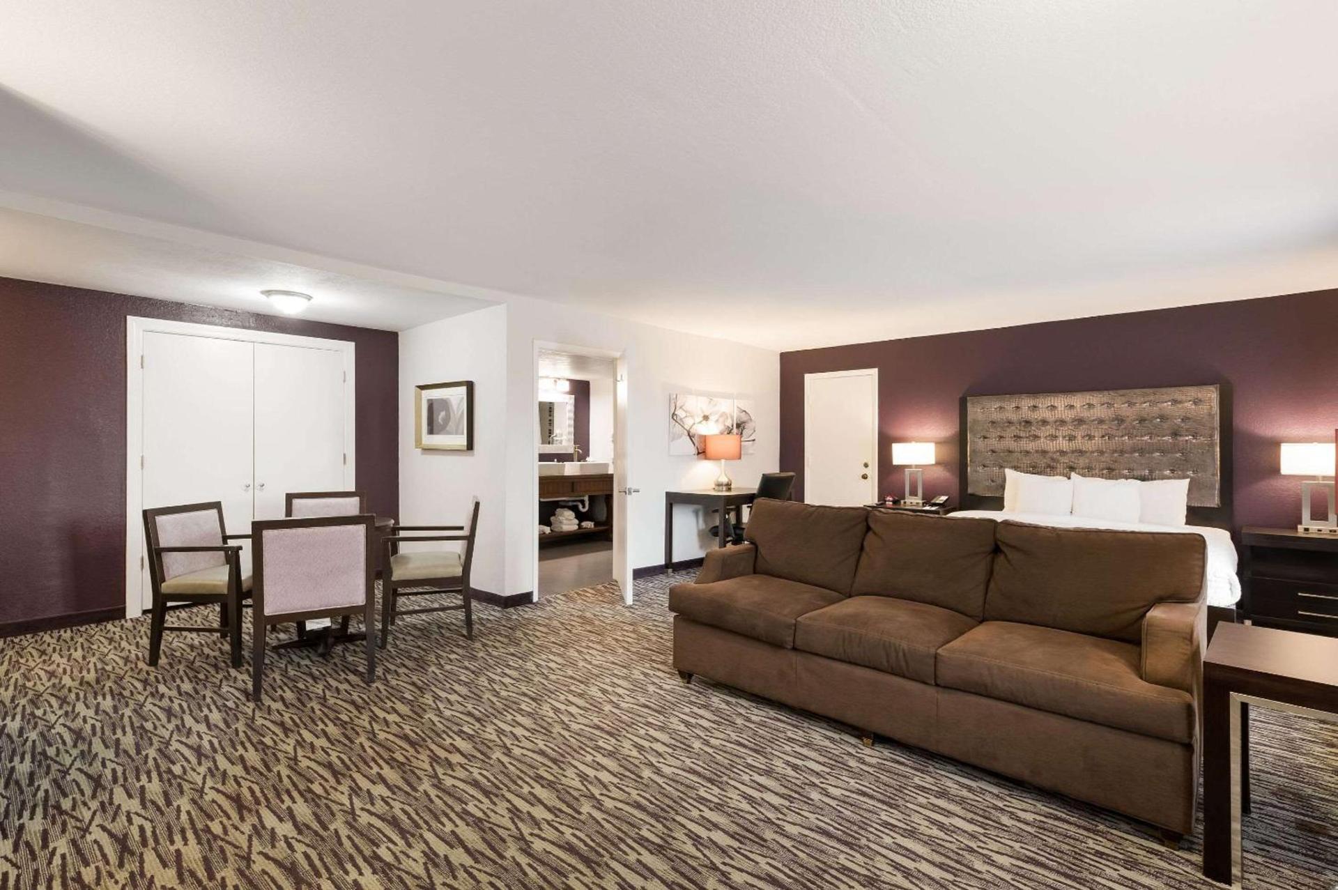 Clarion Inn & Suites Across From Universal Orlando Resort photo 21