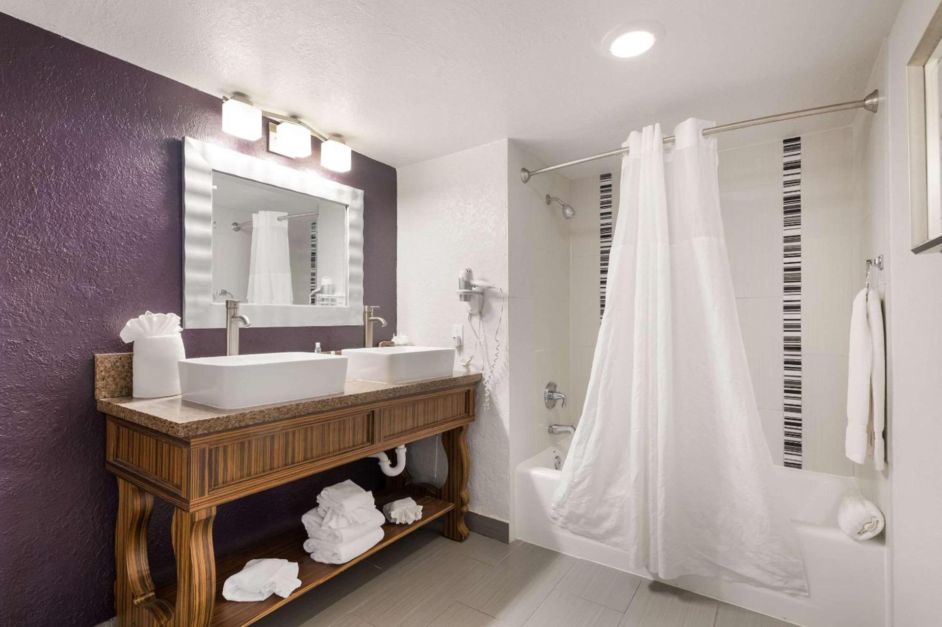 Clarion Inn & Suites Across From Universal Orlando Resort photo 22