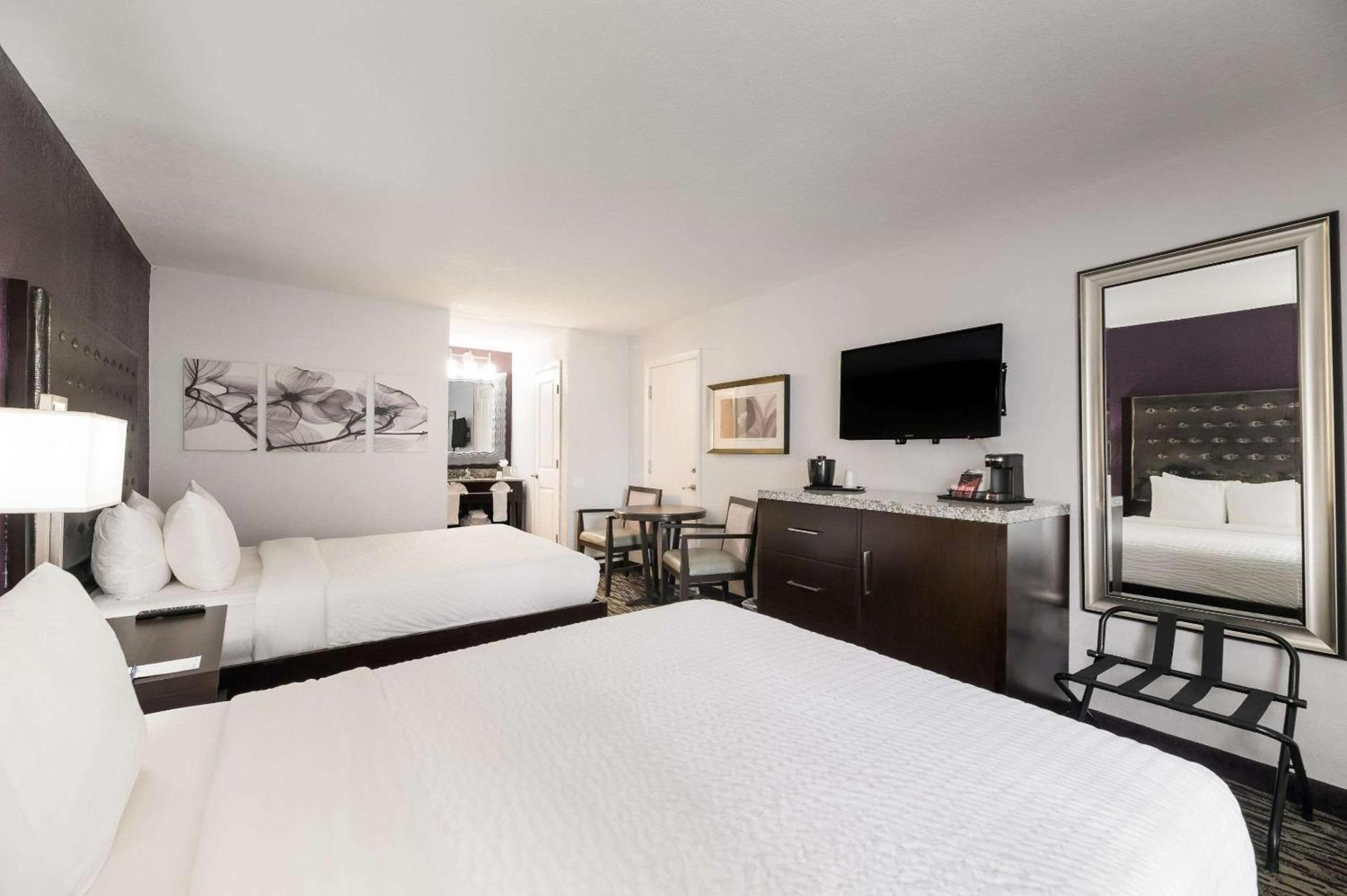 Clarion Inn & Suites Across From Universal Orlando Resort photo 24