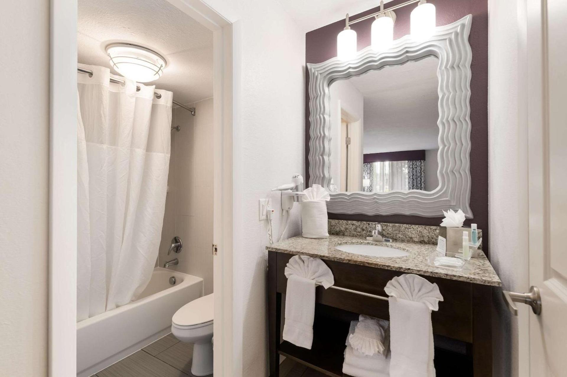 Clarion Inn & Suites Across From Universal Orlando Resort photo 26