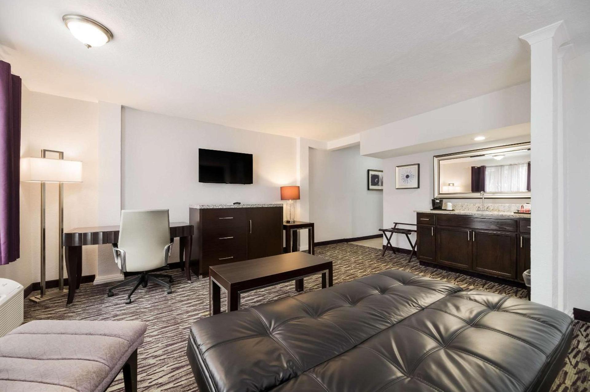 Clarion Inn & Suites Across From Universal Orlando Resort photo 29