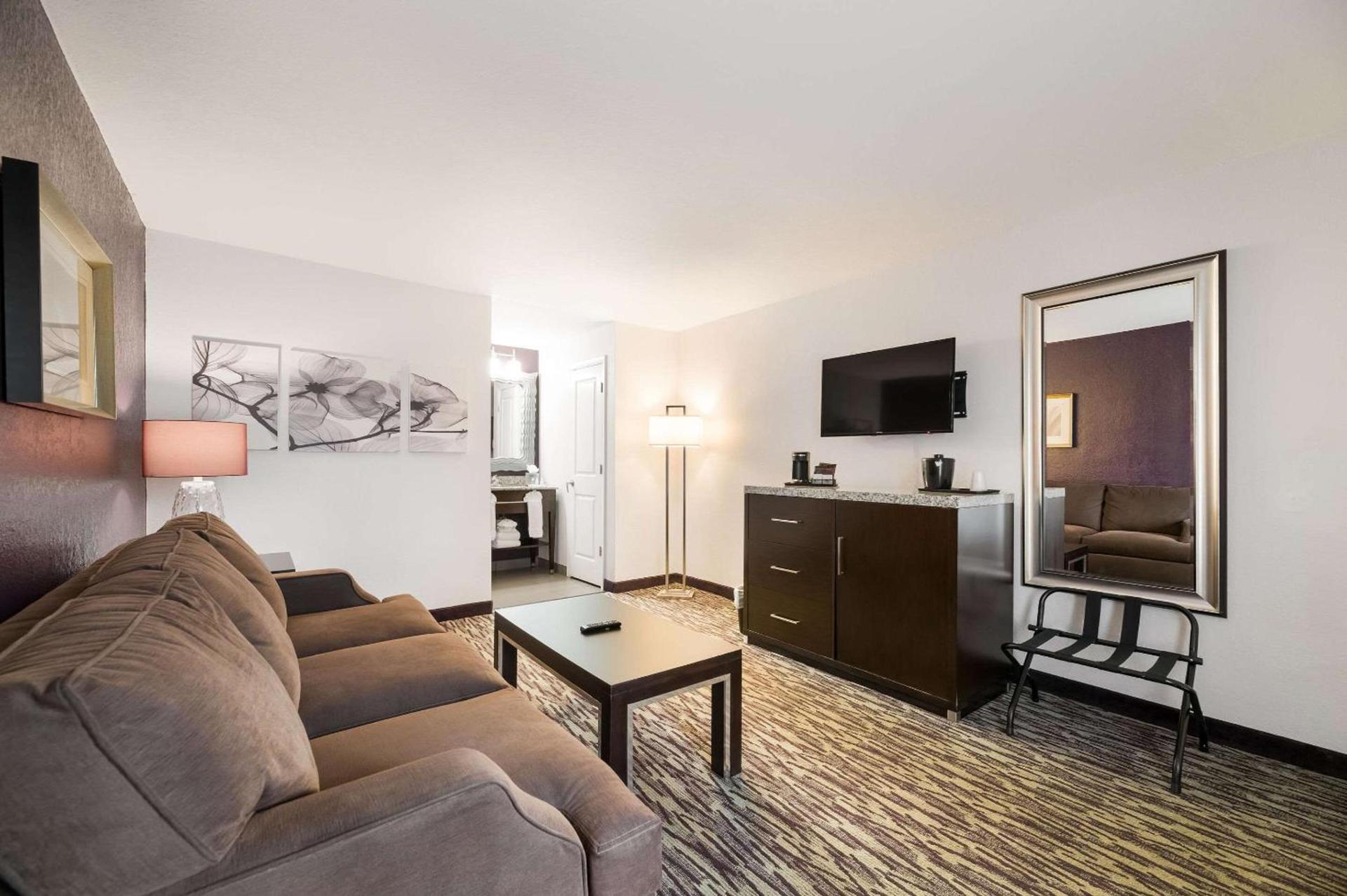 Clarion Inn & Suites Across From Universal Orlando Resort photo 32