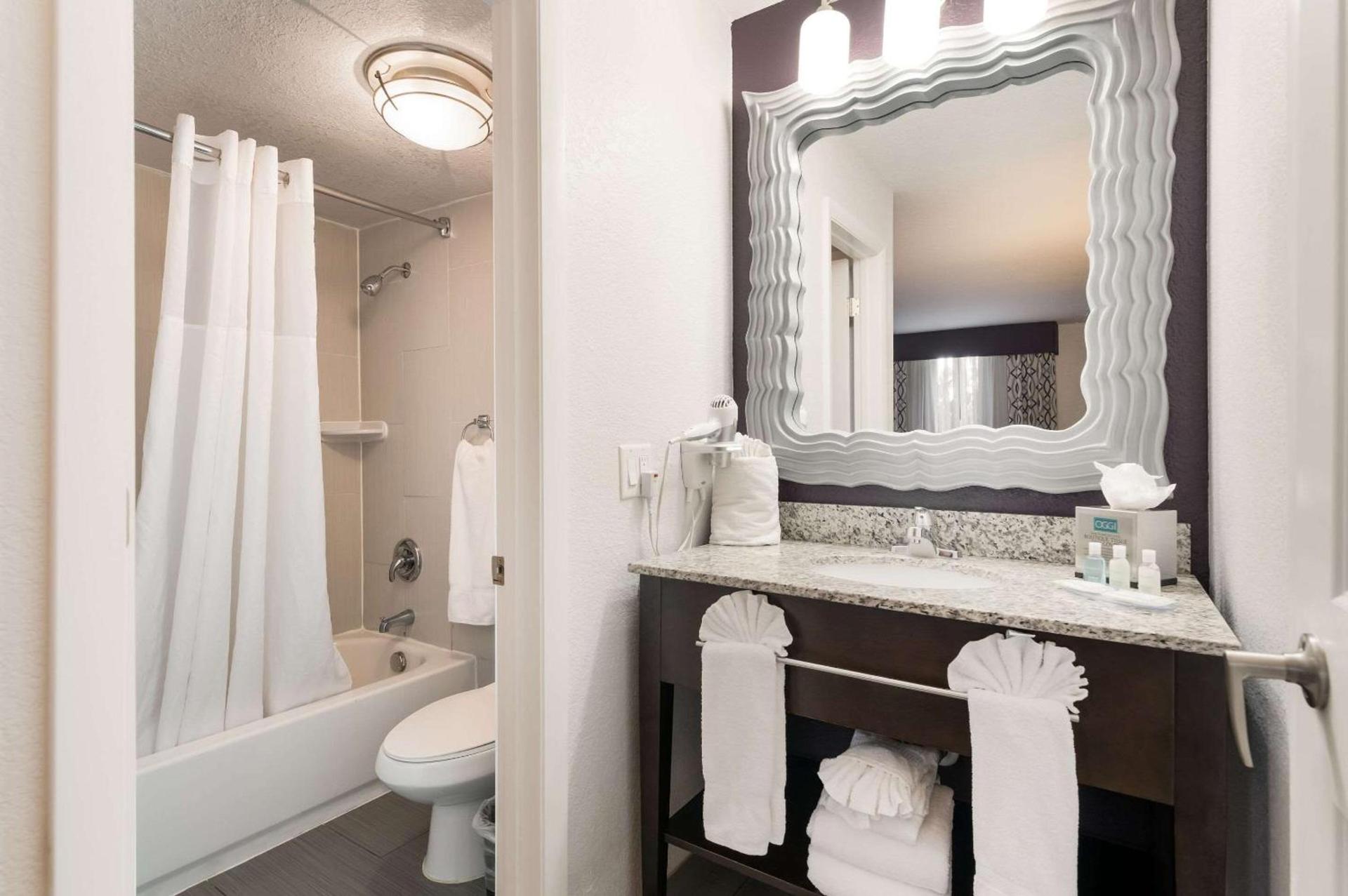 Clarion Inn & Suites Across From Universal Orlando Resort photo 33