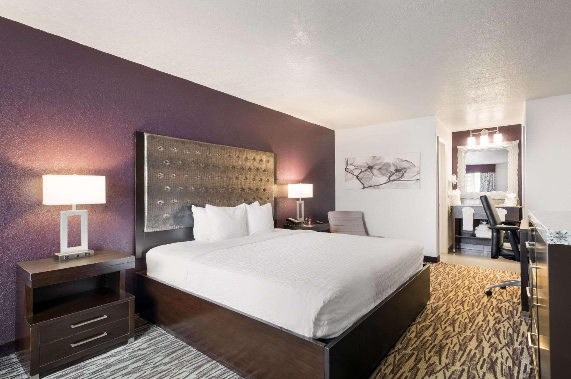 Clarion Inn & Suites Across From Universal Orlando Resort photo 34