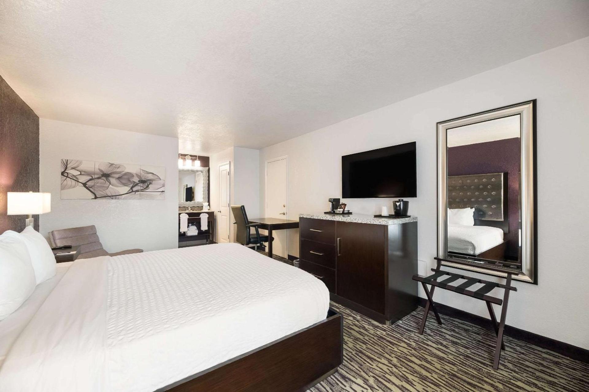 Clarion Inn & Suites Across From Universal Orlando Resort photo 35