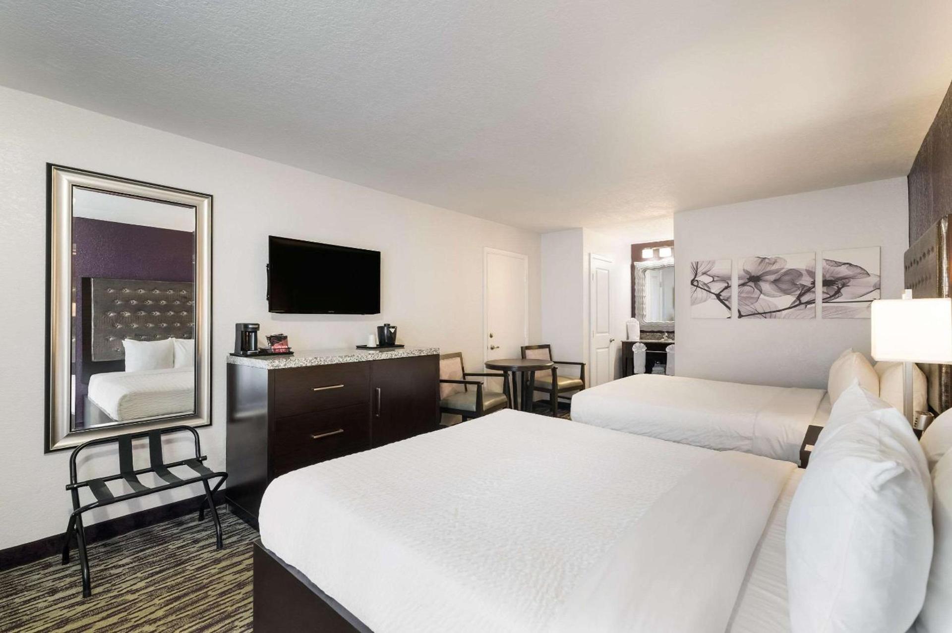 Clarion Inn & Suites Across From Universal Orlando Resort photo 38