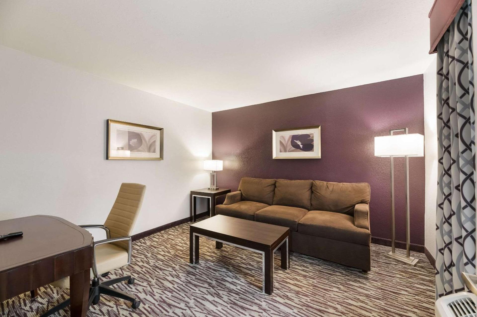 Clarion Inn & Suites Across From Universal Orlando Resort photo 39
