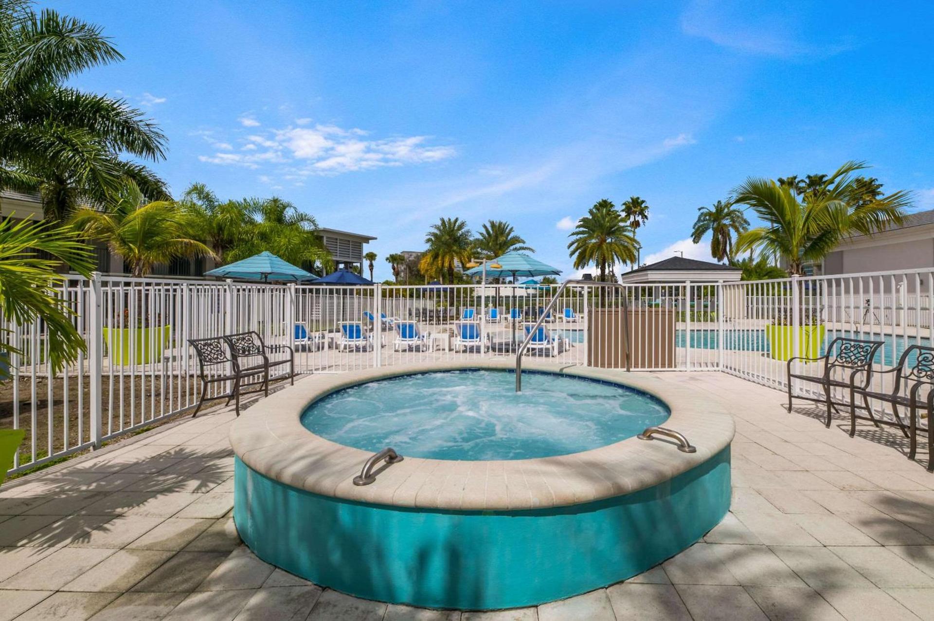 Clarion Inn & Suites Across From Universal Orlando Resort photo 3