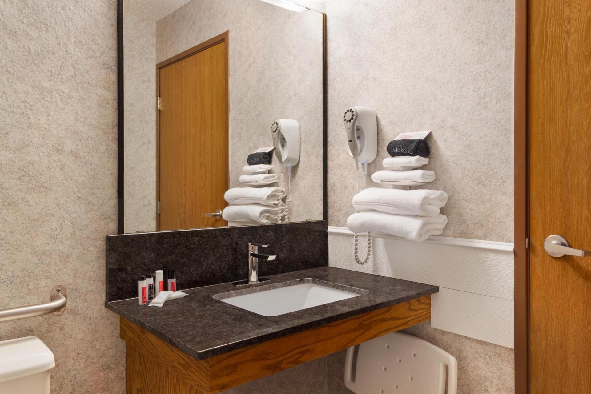 Days Inn by Wyndham Hurley photo 43