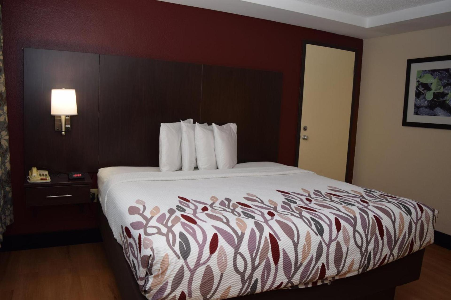 Red Roof Inn Batavia photo 25