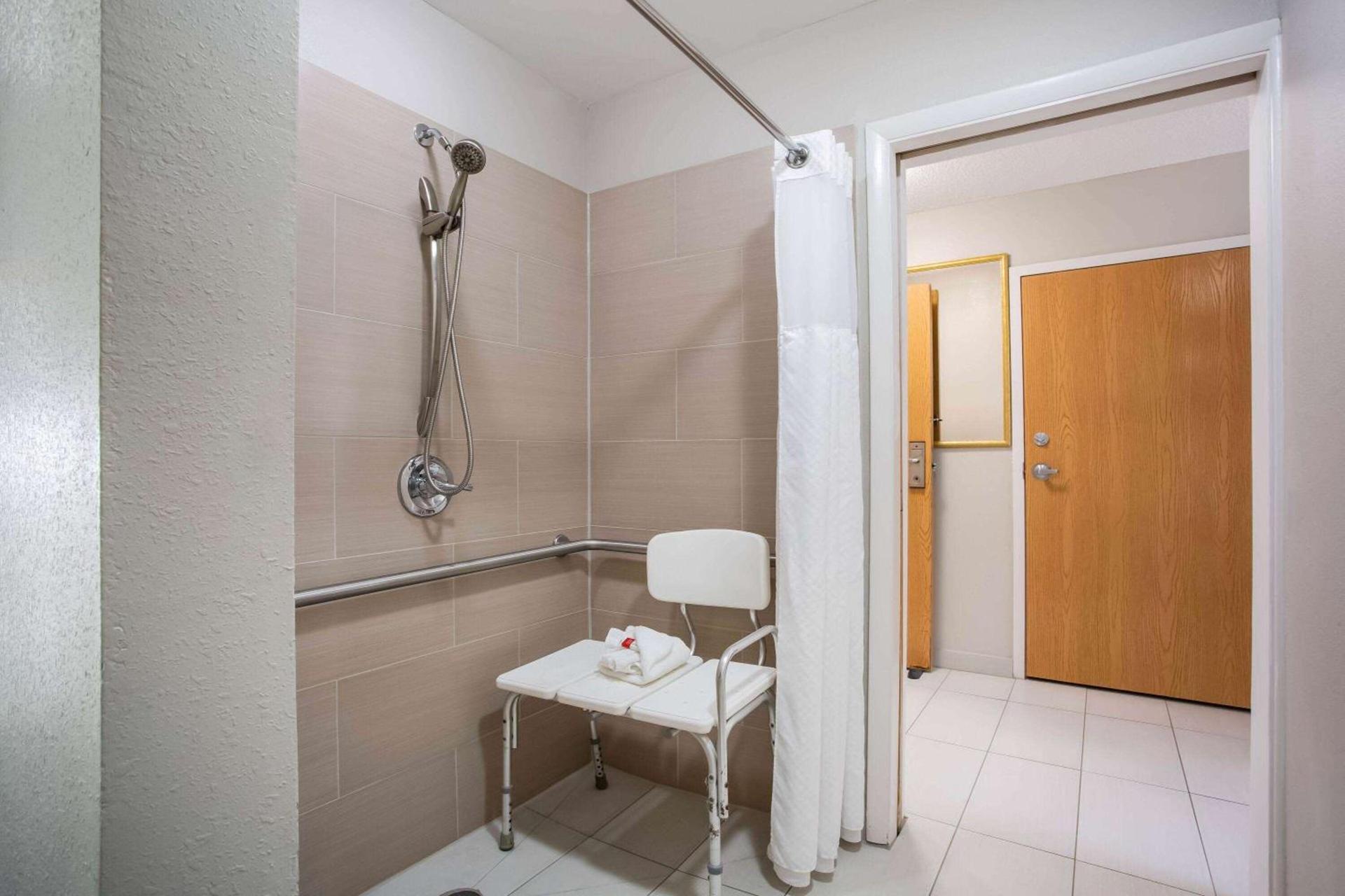 Microtel Inn & Suites by Wyndham Southern Pines Pinehurst photo 17